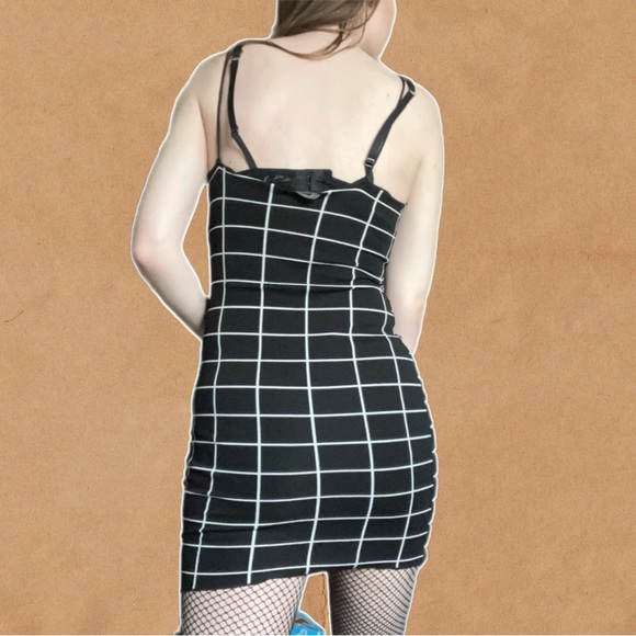90s GRUNGE BLACK AND WHITE GRID PATTERN LETTUCE HEM DRESS - Picture 14 of 14